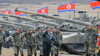 Nhà lãnh đạo Triều Tiên Kim Jong-un giám sát huấn luyện tác chiến trên không