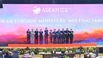 ASEAN trao đổi nhiều nội dung chiến lược với khu vực