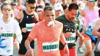 Vận động viên marathon Trung Quốc bị cấm thi 2 năm vì hút thuốc liên tục lúc chạy