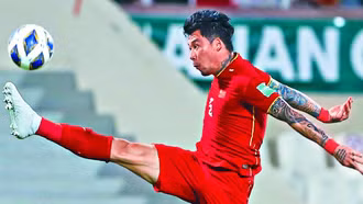 Mắc sai lầm khiến đội nhà mất điểm, thủ quân tuyển Trung Quốc vừa khóc vừa giã từ ĐTQG