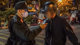 Vi phạm nồng độ cồn, bị tước giấy phép, vẫn lái xe máy có thể dính án phạt