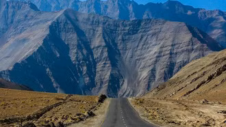 Bí ẩn ngọn đồi nam châm khiến xe tự động leo dốc