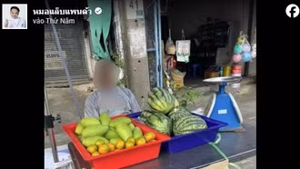 Người đàn ông Thái Lan rao bán mắt giữa chợ