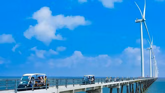 Khám phá cánh đồng điện gió hấp dẫn bậc nhất miền Tây