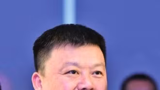 Nối nghiệp cha, cựu cảnh sát Trung Quốc xây dựng đế chế tỷ USD