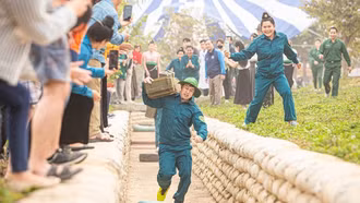 Bà con Điện Biên "hóa" bộ đội, dân quân thi đẩy xe đạp thồ, tải đạn