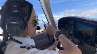 Nữ phi công xinh đẹp đam mê chinh phục bầu trời