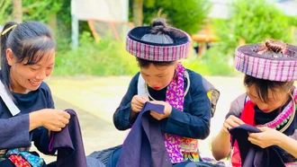 Thực hành làm đồ chơi dân gian và thêu hoa văn truyền thống dân tộc Mông xanh