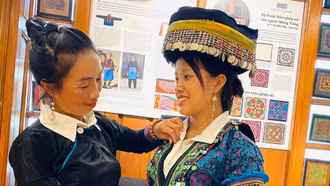 Tôn vinh kỹ thuật thêu ghép vải truyền thống của người Mông trắng