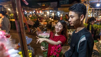 Người dân ùn ùn đổ về chợ hoa đêm lớn nhất Hà Nội