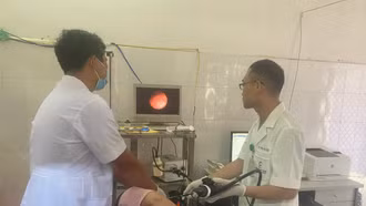 Bệnh viện Đại học Y Hà Nội cử 23 bác sỹ hỗ trợ chuyên môn tại Lào Cai