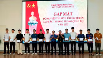 Gặp mặt động viên thí sinh trúng tuyển vào các trường trong quân đội