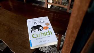 Ra mắt "Cú hích - Phiên bản cuối cùng" của tác giả Nobel 2017