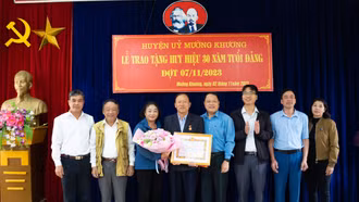 Mường Khương: Trao tặng Huy hiệu 30 năm tuổi đảng 