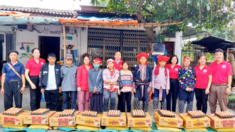 Trao quà bệnh nhân chạy thận tại xóm trọ phường Bình Minh