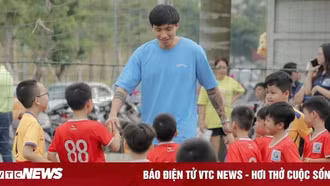 Đoàn Văn Hậu truyền cảm hứng cho hàng nghìn cầu thủ nhí tại Hà Nội