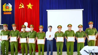 Khen thưởng đợt thi đua cao điểm “50 ngày, đêm” cấp thẻ căn cước công dân gắn chíp điện tử 