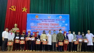 Khám bệnh, cấp phát thuốc miễn phí tại xã Dần Thàng