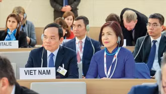 Một Việt Nam vững vàng "tỏa sáng" trong những guồng quay