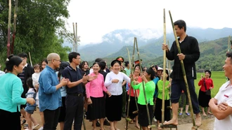 Các đồng chí lãnh đạo tỉnh tham gia ngày hội văn hóa dân gian tại huyện Bảo Yên