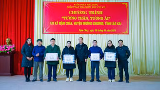 Trao quà Tết cho 80 gia đình có hoàn cảnh khó khăn xã Nậm Chảy