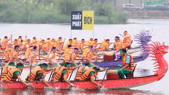 Phú Thọ: Sôi động cuộc đua bơi chải trên hồ công viên Văn Lang