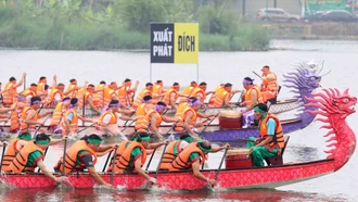 Phú Thọ: Sôi động cuộc đua bơi chải trên hồ công viên Văn Lang