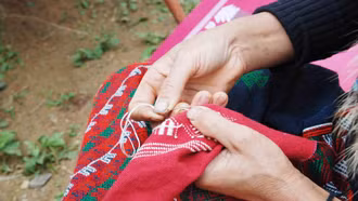 Hoa văn hạt cườm và thêu đếm sợi trên trang phục người Xá Phó