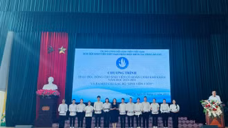 Trao 30 suất học bổng cho sinh viên có hoàn cảnh khó khăn 