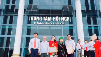 Vinh dự được tặng hoa Bác Hồ