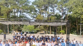 Dâng hương tại Nghĩa trang Liệt sỹ Quốc gia Trường Sơn