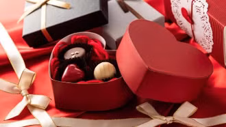 Lễ Tình nhân Valentine 14/2 ai tặng quà cho ai?