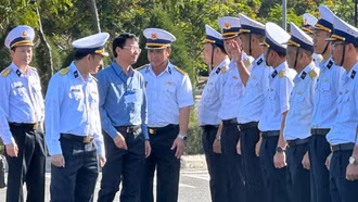 Đoàn công tác tỉnh Lào Cai thăm, tặng quà cán bộ, chiến sỹ, Nhân dân huyện đảo Trường Sa và Nhà giàn DK1