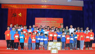 Tặng quà học sinh có hoàn cảnh khó khăn tại Trung tâm Công tác xã hội tỉnh