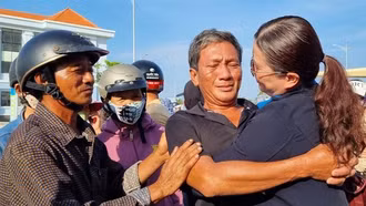 Cuộc trở về đẫm nước mắt của những ngư dân chìm tàu