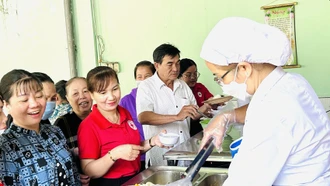 Ấm áp những “bữa ăn yêu thương”