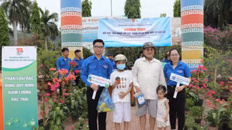 Hơn 700 kg rác thải được đổi lấy phân bón và cây xanh