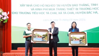 Vietcombank tài trợ 500 triệu đồng xây nhà cho hộ nghèo và kinh phí mua trang - thiết bị trường học