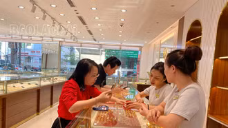 Giá vàng tăng cao, thị trường sôi động