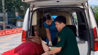 Nữ hành khách nước ngoài bị ngã khi xuất cảnh và hành động đẹp của Biên phòng Việt Nam