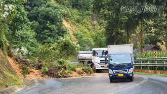 Sạt lở taluy dương trên Quốc lộ 4D