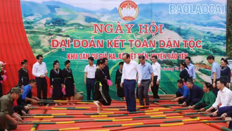 Đồng chí Vũ Xuân Cường, Phó Bí thư Thường trực Tỉnh ủy dự Ngày hội Đại đoàn kết toàn dân tộc tại xã Việt Tiến