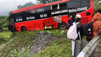 Xe khách giường nằm va chạm với xe con trên cao tốc Nội Bài - Lào Cai