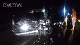 Xe con va chạm xe khách trên cao tốc Nội Bài - Lào Cai