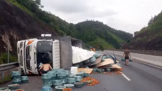 Lật xe tải trên cao tốc Nội Bài – Lào Cai