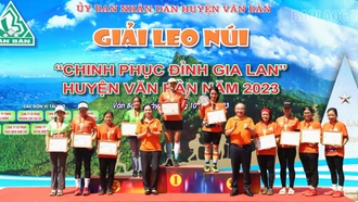 Bế mạc Giải leo núi “Chinh phục đỉnh Gia Lan” huyện Văn Bàn năm 2023