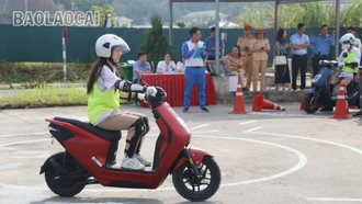 Gần 200 học sinh thi lý thuyết, thực hành điều khiển xe gắn máy