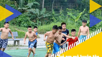 Trẻ em mê luyện tập bóng đá trong dịp hè