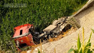 Xe chở sắn khô lao xuống taluy âm, tài xế bị thương