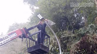 Lắp 40 đèn chiếu sáng dùng năng lượng mặt trời trên Quốc lộ 4D